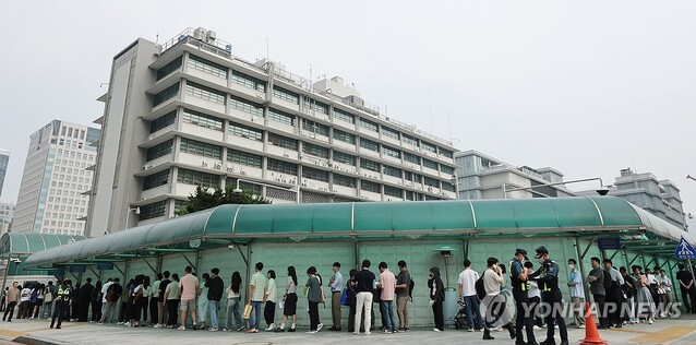 ▲ 서울 종로 주한미국대사관 앞의 비자 신청 행렬.ⓒ연합뉴스