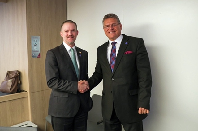 ▲ 제이미슨 그리어 미국무역대표부(USTR) 대표(좌)와 마로시 셰프초비치 EU 무역·경제안보 담당 집행위원이 프랑스 파리에서 만나 악수하고 있다. 250604 출처=EU 집행위원장 SNS. ⓒ연합뉴스