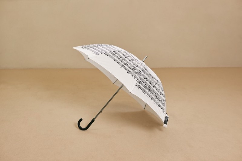 ▲ 폐플라스틱을 업사이클한 우산 '싱잉 인더 레인'.ⓒ국립심포니오케스트라