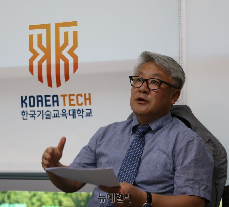 ▲ 이규만 한기대 RISE사업단장이 상명대, 선문대 등 타 대학과 공유대학 체계를 통해 ‘디스플레이-반도체 소부장 융합전공’ 운영 등 지역 대학 간 협업에 대해 설명하고 있다.ⓒ이길표 기자