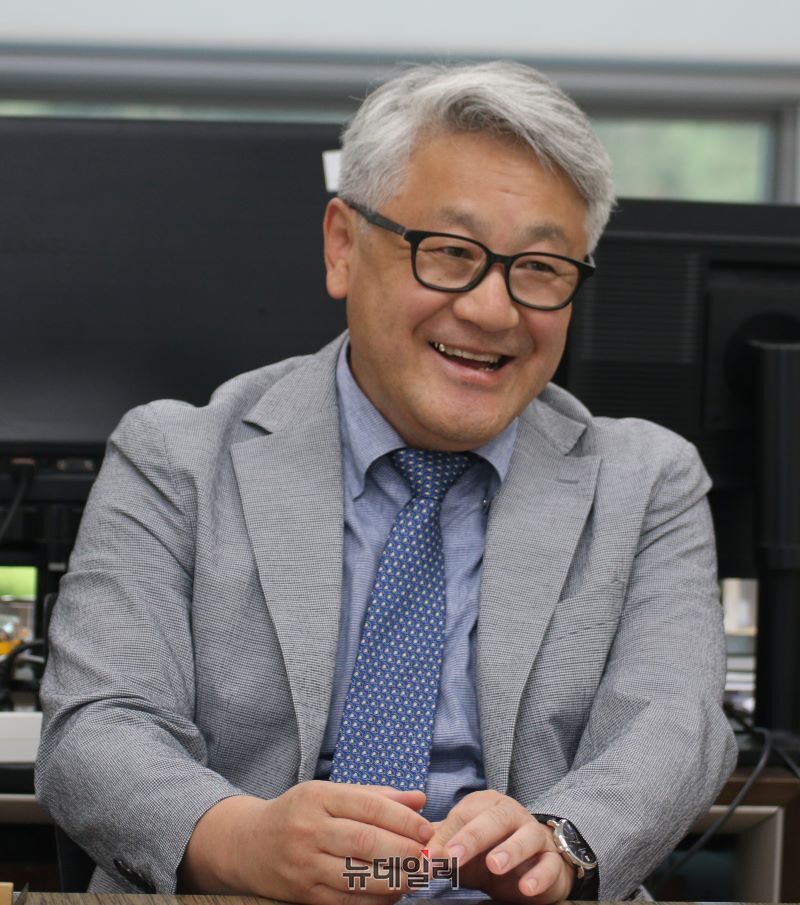 ▲ 이규만 한기대 RISE사업단장이 이번 RISE 사업은 단순한 재정 지원을 넘어, 지역의 대학이 산업·사회와 유기적으로 연결돼 지속가능한 미래를 그리는 중요한 전환점이라며 충남형 RISE의 성공 모델로 거듭나기 위해 최선을 다하겠다는 의지를 다지며 밝게 웃고 있다.ⓒ이길표 기자