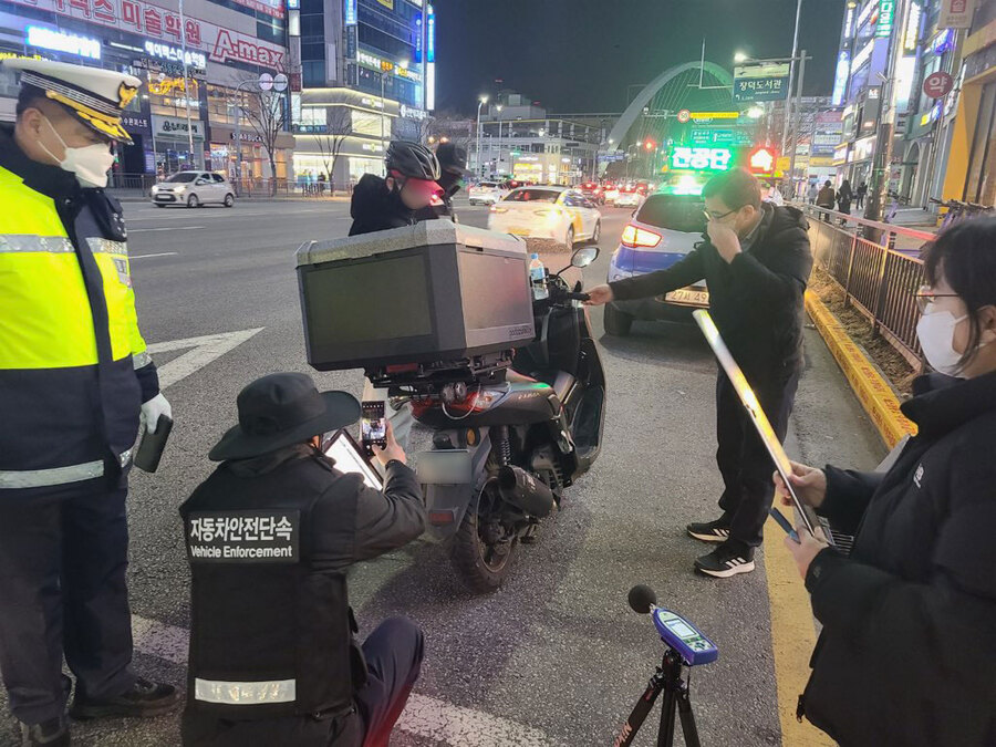 ▲ 광산구 국민은행사거리 이륜차 불법구조변경 등 단속 사진 ⓒ광주경찰청 제공