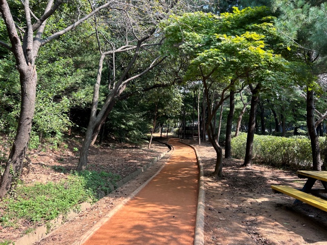 ▲ 철망산근린공원 맨발 걷기 산책로. ⓒ광명시 제공