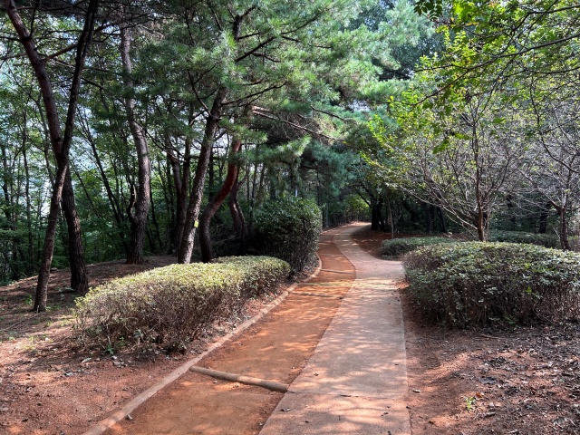▲ 덕안근린공원 맨발 걷기 산책로. ⓒ광명시 제공