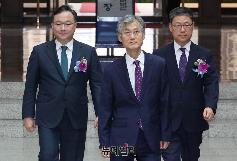 ▲ 조희대 대법원장과 노경필·박영재 신임 대법관이 2일 서울 서초구 대법원에서 열린 대법관 취임식에 입장하고 있다. (사진=공동취재단)