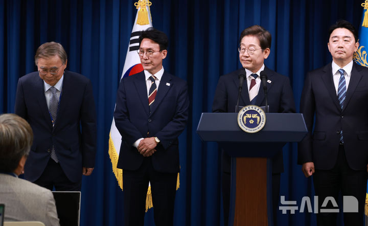 ▲ 이재명 대통령이 4일 서울 용산 대통령실 청사에서 이종석 전 통일부장관을 국정원장 후보자로 지명하며 소개하고 있다. 왼쪽부터 이종석 국정원장 후보자, 김민석 국무총리 후보자, 이 대통령, 강훈식 비서실장. ⓒ뉴시스