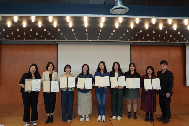 ▲ ‘제9회 경기히든작가’ 공모 수상자들이 기념촬영을 하고 있다. ⓒ경기콘텐츠진흥원 제공