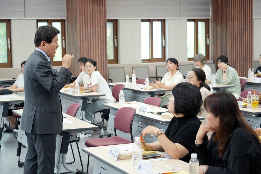 ▲ 김광수 제주특별저치도교육감이 도내 초·중·고·특수학교의 ‘학부모 회장’들과 대담하고 있다. ⓒ제주특별자치도교육청 제공