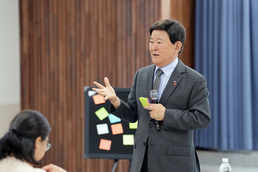 ▲ 김광수 제주특별저치도교육감이 도내 초·중·고·특수학교의 ‘학부모 회장’들과 대담하고 있다. ⓒ제주특별자치도교육청 제공