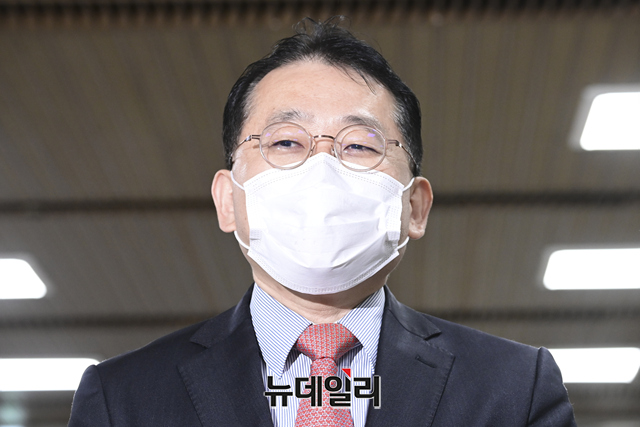 ▲ 김학의 전 법무부 차관의 불법 출국금지에 관여한 혐의를 받고 있는 차규근 법무연수원 연구위원(당시 법무부 출입국·외국인정책본부장)이 2021년 11월 5일 오전 서울 서초구 서울중앙지법에서 열린 2차 공판에 출석하고 있다. ⓒ뉴데일리DB