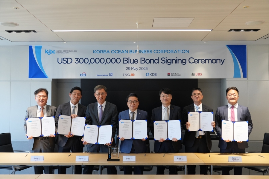 ▲ 한국해양진흥공사가 지난 5월 29일 3억달러 규모의 블루본드 발행을 성공적으로 마치고 주간사 관계자들과 기념사진을 찍고 있다. ⓒ한국해양진흥공사