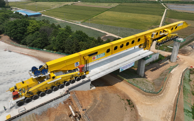 ▲ 동부건설의 '호남고속철도 2단계 제2공구 건설공사' PSM공법 적용 상판 거치 모습ⓒ동부건설