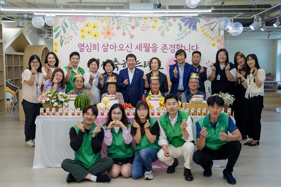 ▲ 증평군은 5일 34플러스센터에서 독거노인과 무연고 어르신들을 위한 생신축하 행사 ‘어르신 생신 축하드려孝(효)’를 개최했다.ⓒ증평군