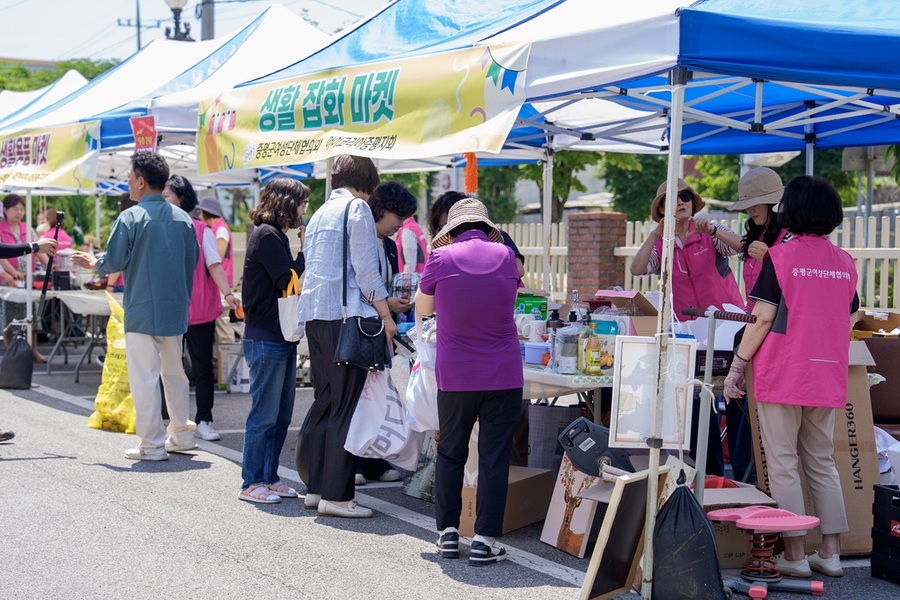 ▲ 증평군여성단체협의회는 5일 증평여성회관 일원에서 자원 재사용과 나눔 문화 확산을 위한‘우리 함께 아나바다! 자원순환마켓’을 열었다.ⓒ증평군