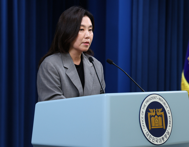 ▲ 강유정 대변인이 5일 서울 용산 대통령실 청사에서 이재명 대통령의 이완규, 함상훈 헌법재판관 지명 철회 관련 브리핑을 하고 있다. ⓒ뉴시스