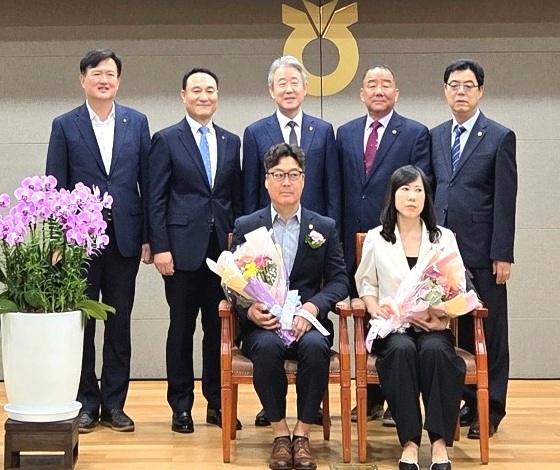 ▲ 심지섭·지현숙 씨 부부가 새농민상을 수상하고 강호동(뒷줄 왼쪽 세 번째) 농협중앙회장, 이용선(첫 번째) 본부장, 박근수(두 번째) 조합장 등 관계자들과 기념촬영을 하고 있다.ⓒ충북농협