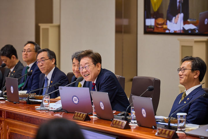 ▲ 이재명 대통령이 5일 서울 용산구 대통령실 청사에서 김밥을 먹으며 국무회의를 주재하고 있다. ⓒ뉴시스