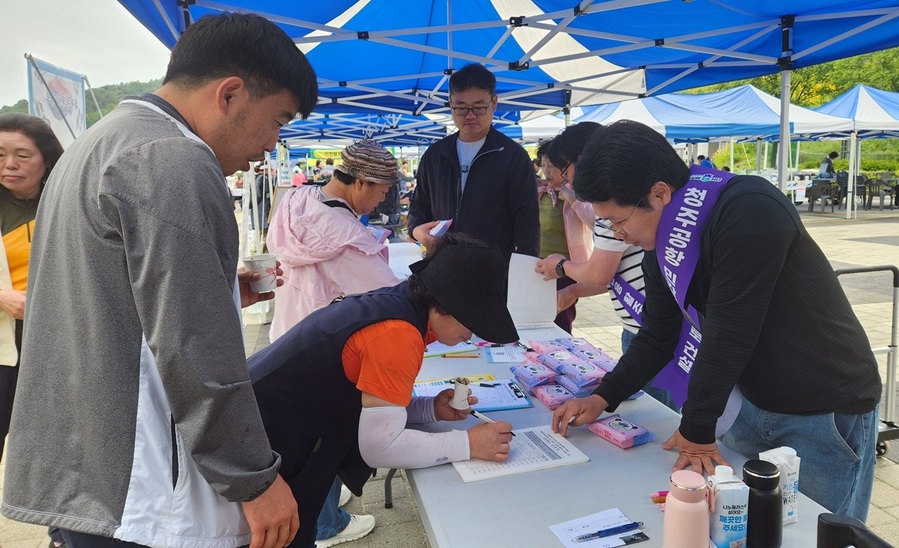 ▲ 진천 농다리에서 시민들이 ‘청주국제공항 민간전용 활주로 건설’을 위한 서명운동에 동참하고 있다.ⓒ충북도