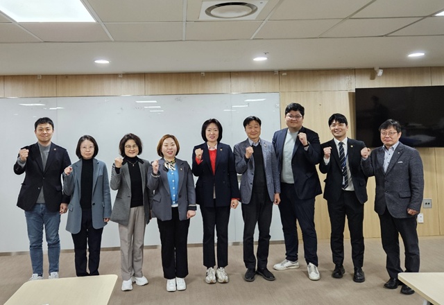 ▲ 이혜원 경기도의회 의정연수원 부지선정위회 위원장(가운데)과 위원들. ⓒ경기도의회 제공