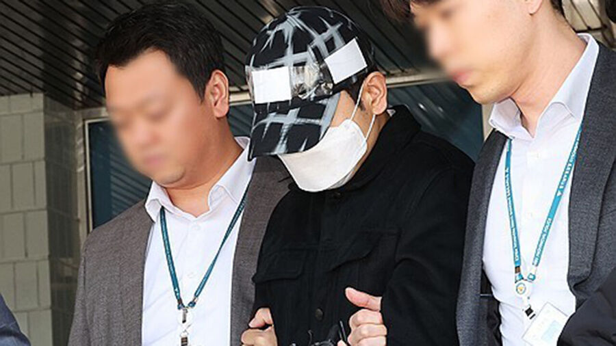 ▲ 배우 이선균씨 수사 정보를 유출한 의혹을 받는 인천경찰청 소속 경찰관 ㄱ씨가 지난해 3월23일 경기도 수원시 영통구 수원남부경찰서 유치장에서 나오고 있다. ⓒ 연합뉴스 제공