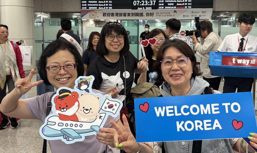 ▲ 홍콩 관광객들이 청주국제공항을 통해 입국하면서 환대 행사에 참여하고 있다.ⓒ청주시