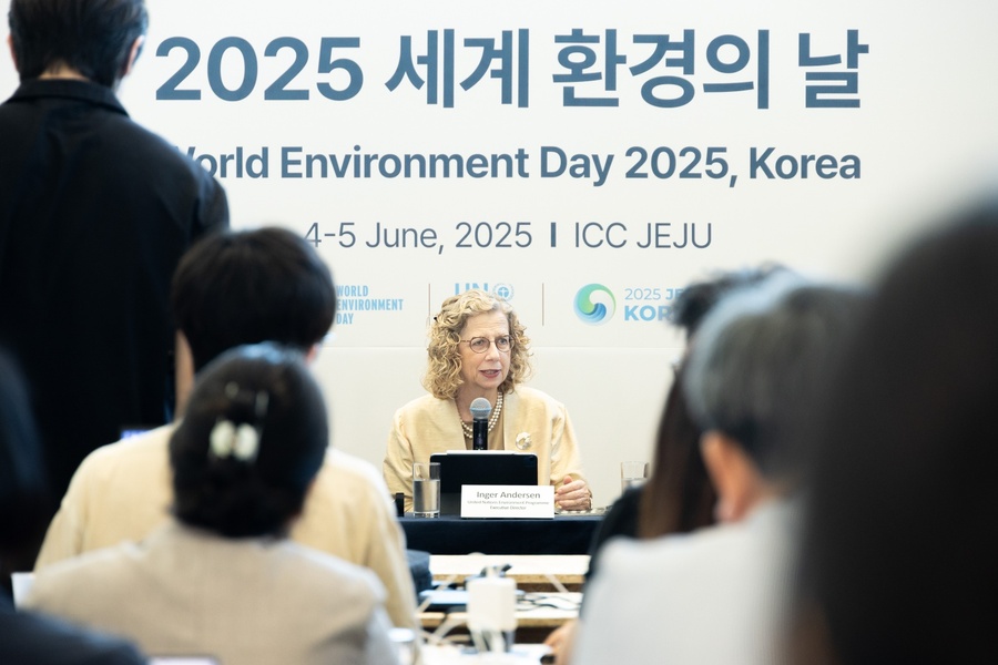 ▲ 잉거안데르센 유엔환경계획(UNEP) 사무총장이 5일 제주국제컨벤션센터에서 기자 간담회를 하고 있다. ⓒ환경부