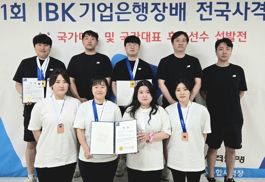 ▲ 청주시청 사격부 정유진(왼쪽 뒷줄부터 시계방향), 강교성, 성윤호, 목진문, 장하림, 조은영, 박하향기, 전길혜, 송채원 선수가 대회를 마친 후 기념촬영을 하고 있다.ⓒ청주시