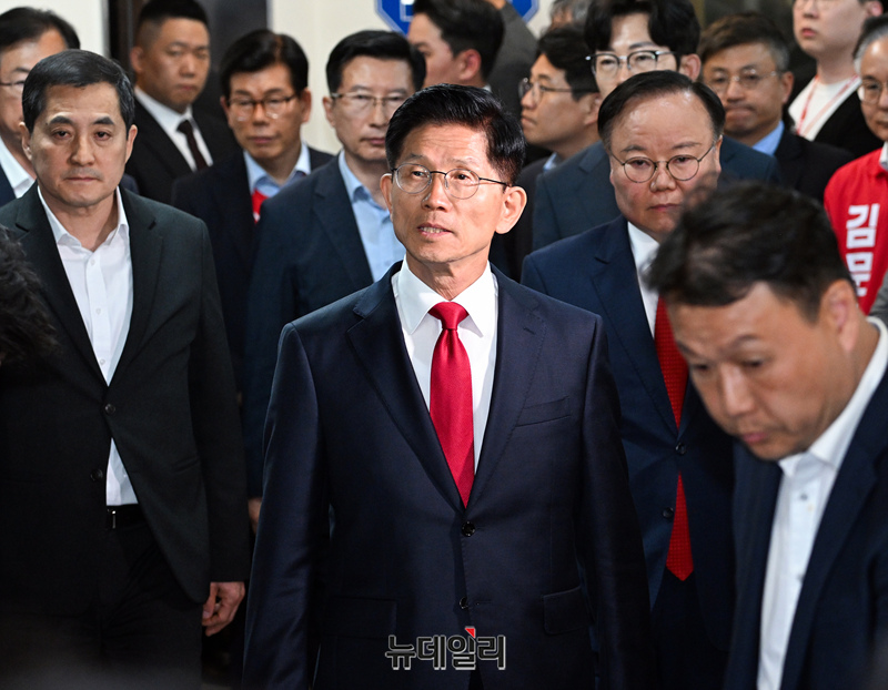 ▲ 제21대 대통령 선거에서 이재명 더불어민주당 대선 후보의 당선이 확실시된 4일 오전 김문수 국민의힘 대선후보가 서울 여의도 국민의힘 중앙당사에서 대선 패배 승복 기자회견을 위해 입장하고 있다. ⓒ이종현 기자