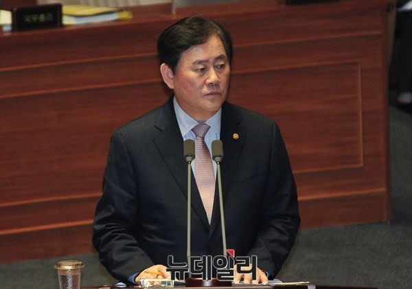 최경환 前 부총리 "성장 가로막는 규제 걷어내야 … '기본사회'는 일회성 파티"