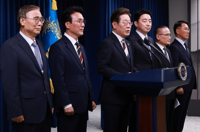 ▲ 이재명 대통령이 4일 서울 용산 대통령실 청사에서 새 정부 첫 인사 발표를 하고 있다. 왼쪽부터 이종석 국정원장 후보자, 김민석 국무총리 후보자, 이 대통령, 강훈식 비서실장, 위성락 안보실장, 황인권 경호처장. ⓒ대통령실통신사진기자단