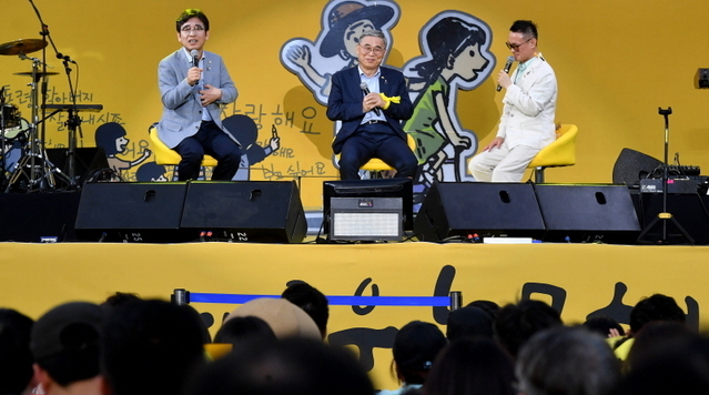 ▲ 유시민 노무현재단 이사장과 이종석 전 통일부 장관이 2019년 5월 12일  오후 광주 동구 5·18민주광장에서 열린 '노무현 대통령 서거 10주기 추모 시민문화제' 1부 토크콘서트에서 대화하고 있다. ⓒ뉴시스