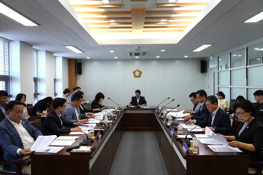 ▲ 영천시의회(의장 김선태)는 지난 5일 의원 및 집행부 관계 부서장이 참석한 가운데 전체 의원 정례간담회를 개최하고, 영천시에서 제출한 영천시 스마트도시계획 수립 용역 추진계획 등 총 5건에 대해 의견을 교환했다.ⓒ영천시의회