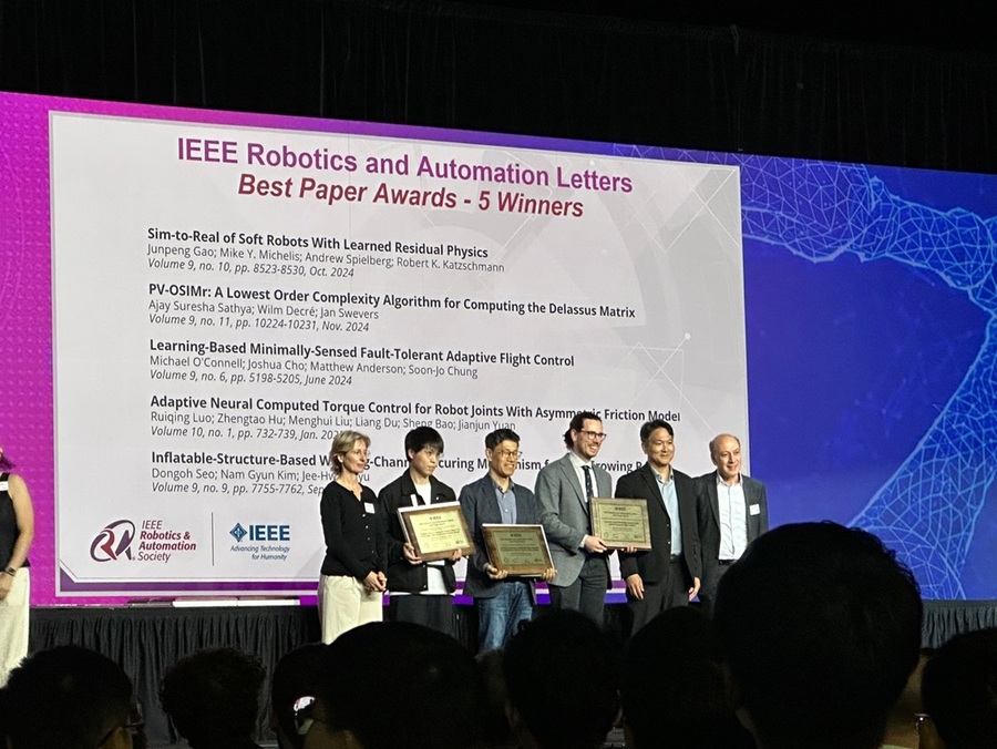 ▲ KAIST 건설및환경공학과 유지환 교수가 지난달 22일 미국 애틀란타에서 열린 ‘2025 IEEE 국제 로봇 및 자동화 학회(ICRA)’에서 2024 최우수 논문상을 받고 있다.ⓒKAIST