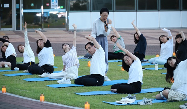 ▲ 박희조 구청장이 영유아 부모들과 ‘달빛 인생 요가’에 참가해 요가를 하고 있다.ⓒ 동구