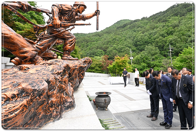 ▲ ⓒ제70회 현충일 추념식에 나선 최경식 남원시장과 김영태 의장.김성수기자