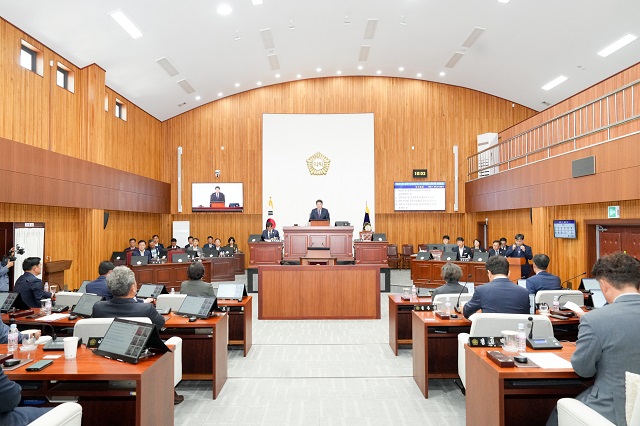 ▲ 경주시의회(의장 이동협)는 지난 5일 본회의장에서 제291회 경주시의회 제1차 정례회 제1차 본회의를 개최했다.ⓒ경주시의회