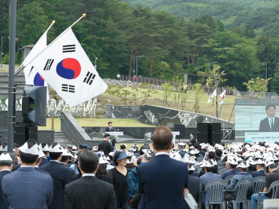 ▲ 6일 국립제주호국원에서 거행된 ‘제70회 현충일’ 제주특별자치도 추념에 참석한 오영훈 제주특별자치도지사가 추념사를 낭독하고 있다. ⓒ제주특별자치도 제공