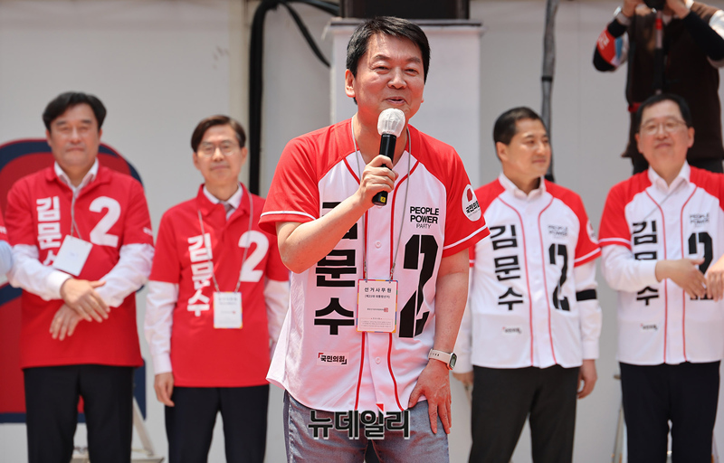 ▲ 김문수 옷입고 고향 부산 찾은 안철수 공동선대위원장 ⓒ정상윤 기자