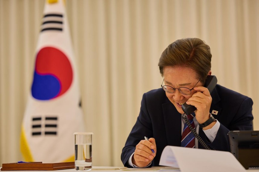 ▲ 이재명 대통령이 6일 서울 한남동 관저에서 도널드 트럼프 미국 대통령과 통화하고 있다. /대통령실 제공