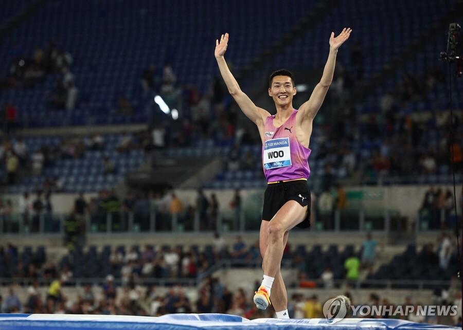 '2m32' 넘은 <b>우상혁</b>, <b>로마 다이아몬드리그 우승</b> … 올 시즌 최고 기록