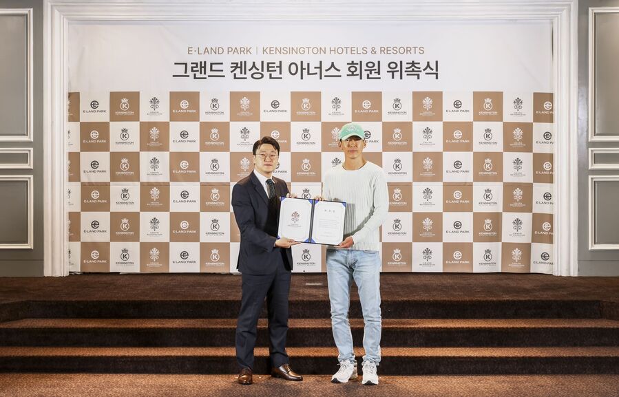 ▲ (왼쪽부터)이지운 이랜드파크 대표와 가수 션이 그랜드 켄싱턴 아너스 회원 위촉식에서 기념 촬영을 하고 있다.ⓒ이랜드파크