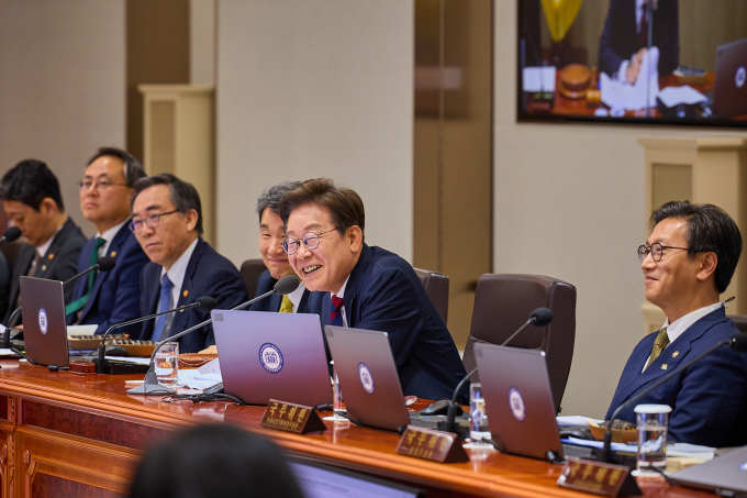 ▲ 이재명 대통령이 5일 용산 대통령실에서 취임 후 첫 국무회의를 주재하며 밝게 웃고 있다. /대통령실 제공