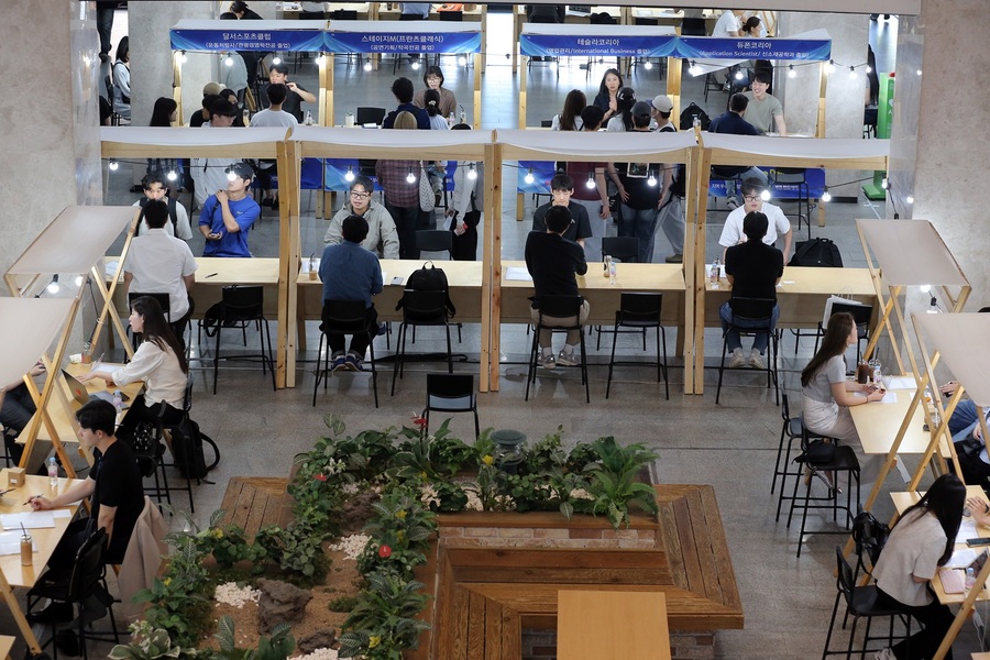 ▲ 계명대(총장 신일희)는 재학생들의 진로 설정과 취업 역량 강화를 위해 ‘2025학년도 1학기 현직자 만남의 날(Career Bridge Day)’을 5월 29일과 30일 이틀간 성서캠퍼스 봉경관 1층 로비에서 개최했다.ⓒ계명대