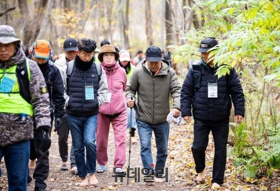 ▲ 자연속 생명의 숲에서 힐링과 함께 건강을 챙기는 ‘제올레스트볼’로 만든 맨발 걷기 길을 조성해 힐링의 섬으로 도약하고 있지만, 정작 중증 진료 및 의료 기반은 부족한 실정이다.ⓒ뉴데일리