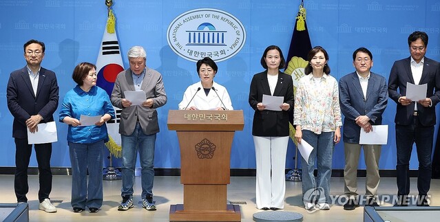 ▲ 조국혁신당 김선민 조국혁신당 대표 권한대행(사진 가운데)을 비롯한 조국혁신당 의원들이 8일 서울 여의도 국회 소통관에서 기자회견을 하고 있다.ⓒ연합뉴스