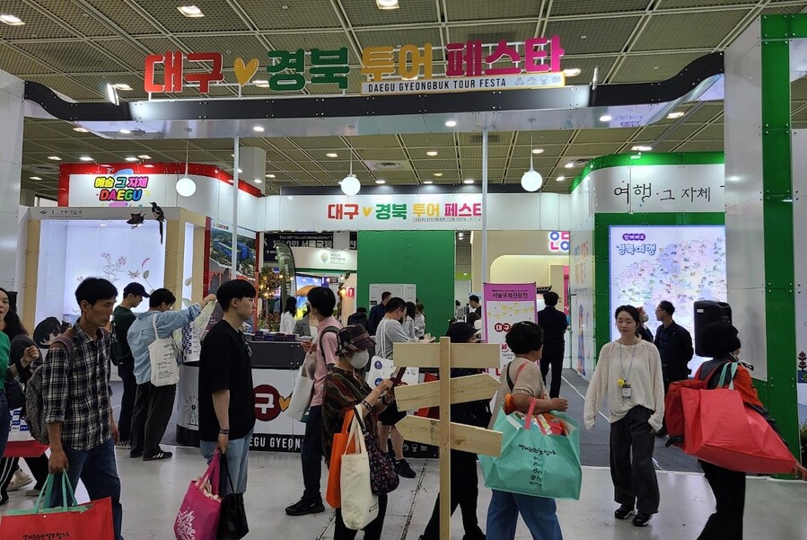 ▲ 경상북도는 대구광역시와 함께 5일부터 8일까지 서울 코엑스에서 개최된 ‘제40회 서울국제관광전’에 공동 참가해 ‘2025 대구·경북 투어페스타’ 공동 관광홍보관을 성황리에 운영했다.ⓒ경북도