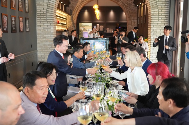 ▲ '춘천에서 만나는 이탈리아'를 주제로 열린 '2025 제5회 챠오! 이탈리아(Ciao! Italia)' 행사가 8일 이틀간의 여정을 마무리하고 성황리에 막을 내렸다. 춘천시와 주한이탈리아대사관, 주한이탈리아문화원이 공동 주최·주관한 이번 행사는 올해로 5회째를 맞아 명실상부 춘천의 대표 국제문화행사로 자리매김했다.
ⓒ춘천시
