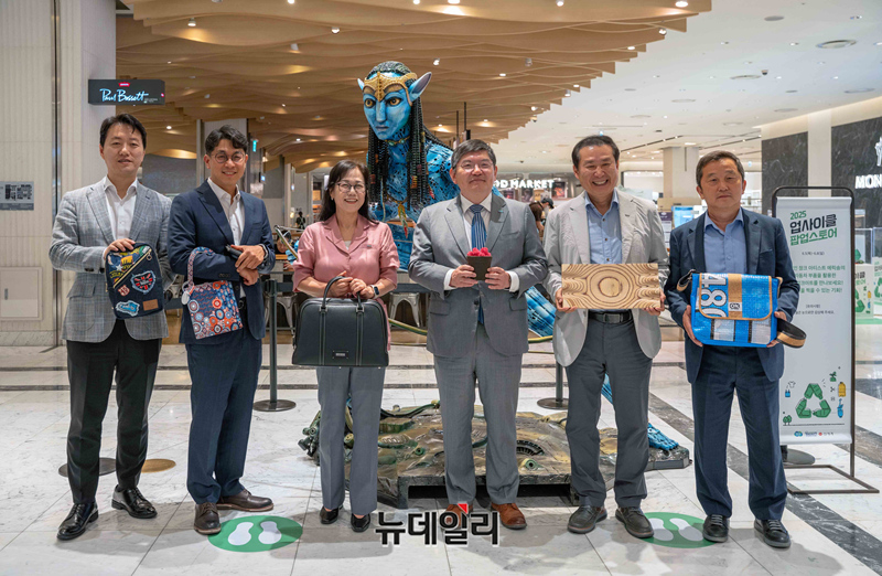 ▲ 신세계 의정부점 영업기획 이근찬 팀장(왼쪽부터), 의정부점 최재원 지원 팀장, 경기환경에너지진흥원 김혜애 원장, 경기도 차성수 기후환경에너지국장, 경기환경에너지진흥원 김준현 환경본부장, 경기도 이용균 자원순환 과장. ⓒ신세계백화점