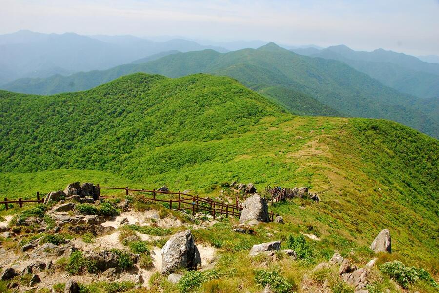 ▲ 중봉에서 동엽령을 거쳐 서봉까지 이어진 능선.ⓒ진경수 山 애호가