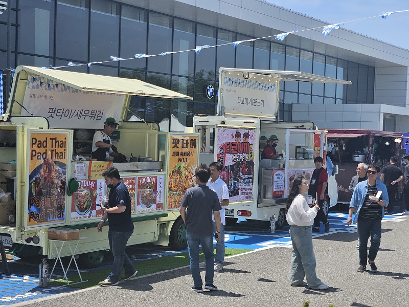 ▲ BMW코리아 30주년 행사에서 관람객들이 푸드트럭을 이용하고 있다ⓒ김병욱 기자